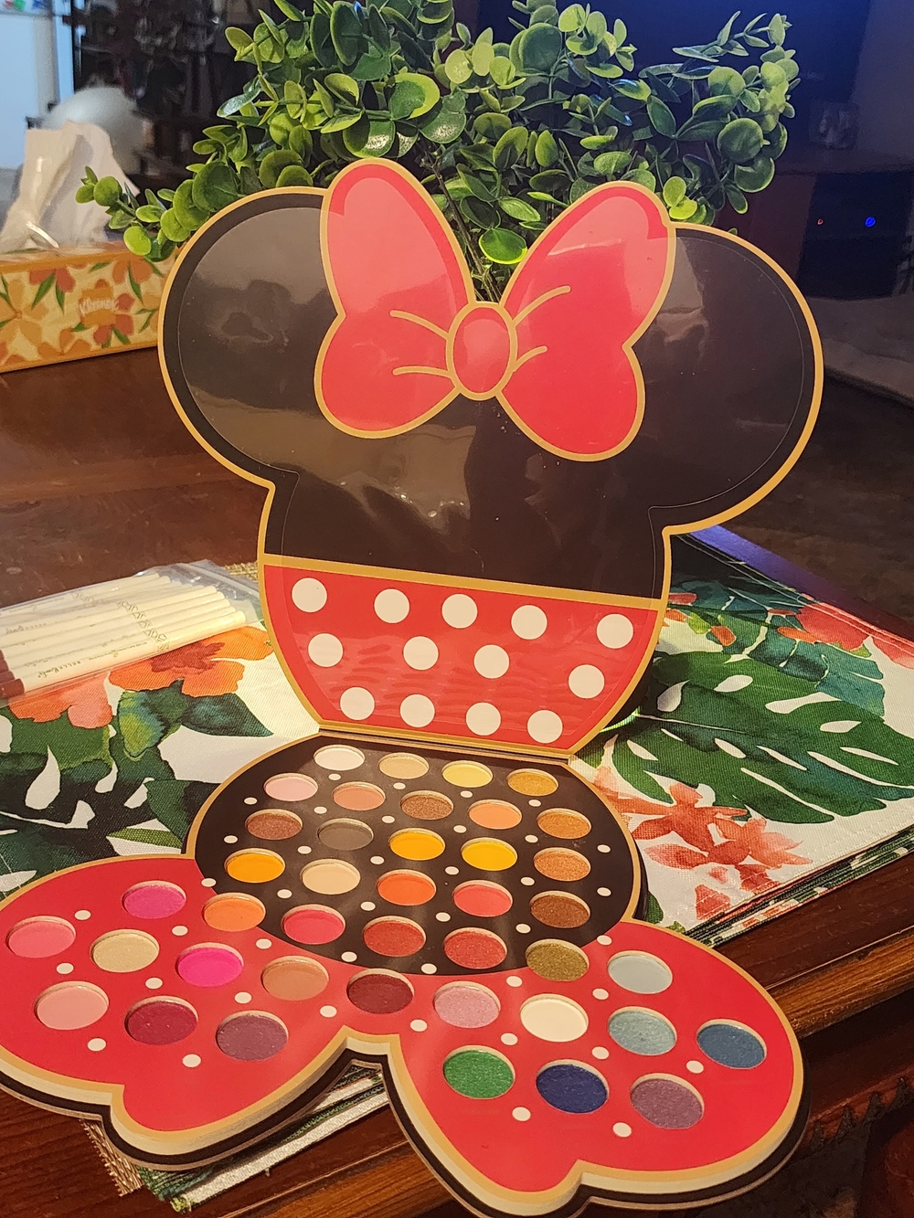 Eyeshadow Palette - Minnie-Inspired Multicolor Shadows 41 Shades
